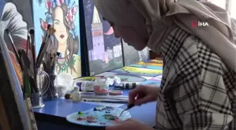 Evinin bir odasını atölyeye çeviren genç kız, hayallerini tuvallere yansıtıyor