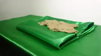 Hz. Muhammed'e ait olduğunu söyledikleri takke ve çorabı evlerinde sergiliyorlar