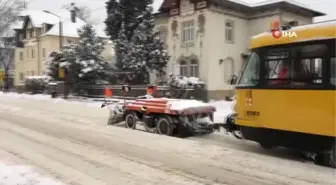 Almanya'da buzlanma nedeniyle yüzlerce araç yolda kaldı
