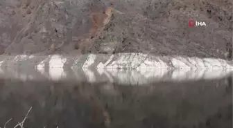 Ayvalı Barajında suyun kirecinden oluşan ilginç figürler ilgi odağı oldu