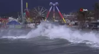 Balıkesir'de hızı 100 kilometreye yaklaşan fırtına dev dalgalar oluşturdu