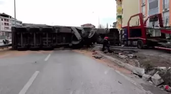 Devrilen buğday yüklü tırın sürücüsü yaralandı