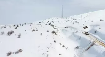 DİYARBAKIR - Sağlık çalışanları karlı yolları aşarak vatandaşlara Kovid-19 aşısı ulaştırıyor (1)