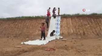 Kar yağmayan Antalya'da çocukların toprak üzerinde gülümseten kayak keyfi