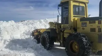 Bayburt'ta kardan kapanan yol 4 saate açıldı