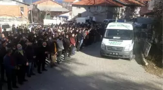 Domuza çarpan hafif ticari araç şarampole yuvalandı: 3 ölü (2)