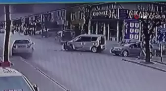 Kafa kafaya çarpışan araçlardan biri yayaların üzerine savruldu; yaşananlar kameraya böyle yansıdı