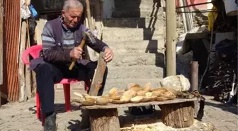 Dedesinden öğrendiği tahta kaşık yapımı, geçim kaynağı