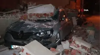 Gördükleri manzara karşısında şoke oldu...Park halindeki otomobillerin üzerine beton düştü