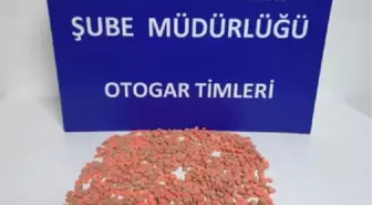 Otogar'da yolcunun montundaki uyuşturucular böyle bulundu