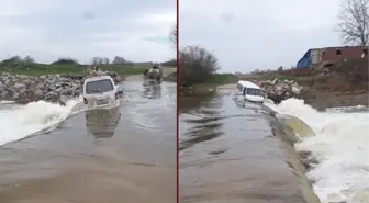 Sürücü ve yolcusu akıntıya kapılan minibüsten canlarını son anda kurtardı