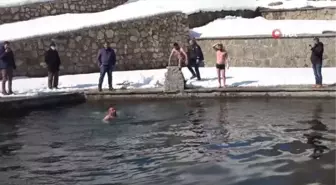 Buz gibi havada suya girip yüzdüler