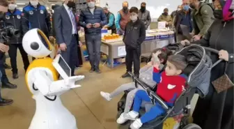 'Robot Ada' pazarda tezgahları gezip esnaftan çiçek aldı