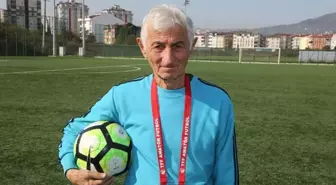 83 yaşındaki antrenör Aziz Tokat, 58 yıllık takımıyla iki yıllık daha sözleşme imzaladı