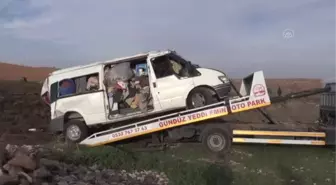 ŞANLIURFA - Tarım işçilerini taşıyan minibüs devrildi: 11 yaralı