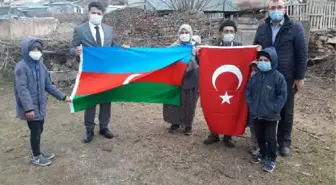 Azerbaycanlı kadının bayrak isteğini kaymakam yerine getirdi