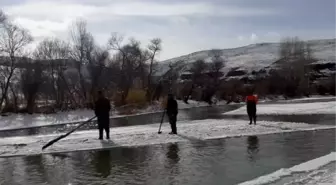 Buz tutan Çoruh Nehri'nde 'Eskimo' usulü balık avlıyorlar