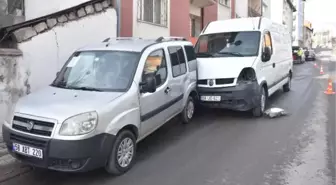 El freni çekilmeyen minibüs, hareketlenip 2 araç ile trafik levhasına çarptı