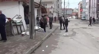 Kontrolden çıkan tır, garajı yıktıktan sonra eve daldı