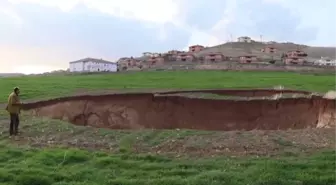 60 ve 5 metre çaplarında iki obruk oluştu