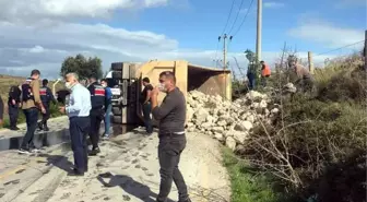 Bodrum'da hafriyat kamyonu otomobille çarpıştı: 1'i ağır 2 yaralı