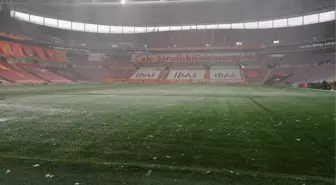 Galatasaray-Kasımpaşa maçı öncesi Türk Telekom Stadı'nın zemininde bozukluklar olduğu görüldü