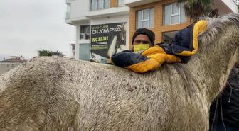 Kaybolan atını sırıl sıklam buldu, montunu çıkarıp kuruladı