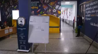 Kosova'da halk erken genel seçim için sandık başında (2)