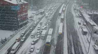 İstanbul'da kar yeniden bastırdı, iş çıkışı trafik kilitlendi