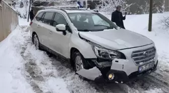 Son dakika gündem: Kartal'da karla kaplı yolda kayan cip kaza yaptı