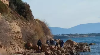 Kayalık bölgedeki erkek cesedi, kano yardımıyla kıyıya çıkartıldı