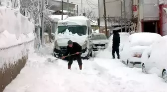 Sarıyer'de araçlar kara gömüldü, vatandaşlar yolları açtı