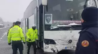 Voleybol Takımını taşıyan otobüs cipe çarptı; 3 yaralı