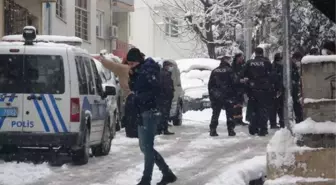 Babası evinin kapısında öldürüldü, polislerin incelemesini gözyaşı içinde izledi