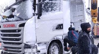 Devrilen tır ve maddi hasarlı kazalar ulaşımda aksamaya neden oldu