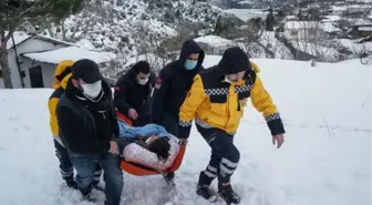 Sultangazi'de ambulans karlı yolda kaldı; Sağlıkçılar hastaya yaya ulaşarak kurtardı