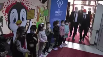 Yakutiye Belediyesi'nden öğrenciler için eğlenceli dezenfekte standı