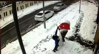 10 yaşındaki Muhammed'in bayrak sevgisi kamerada