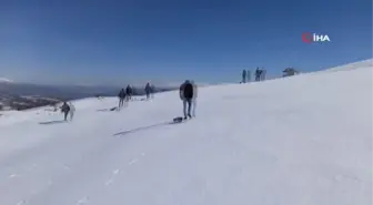Gençler kendi yaptıkları kızaklarla karın tadını böyle çıkardı