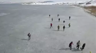 Gençler yüzeyi buz tutan Nazik Gölü'nde futbol oynadı