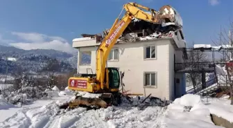 İnegöl'de karda kaçak inşaatlara balyoz