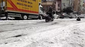 İstanbul'da motokuryelerin kar ve buz ile imtihanı: Kimi düştü kimi güçlükle ilerledi