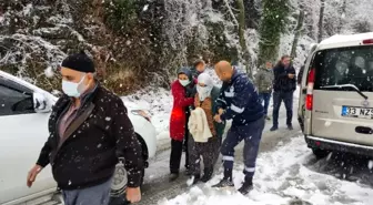 Karda mahsur kalan yaşlı çift, belediye ekiplerince kurtarıldı