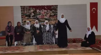 Kostümleri kendileri dikip, Bitlis şivesiyle oyun sahnelediler