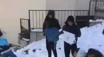 Pendik'te kar küreme ekiplerine, çocuklardan engel