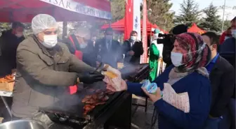 Sivrihisar Belediyesi, sağlık çalışanlarına sucuk ekmek dağıttı