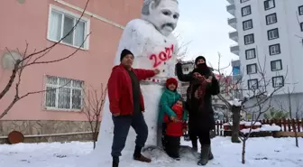 4 metre uzunluğunda dev kardan adam yaptılar