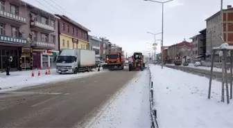 Buzlanan yollarda tuzlama çalışması
