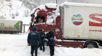 Rusya'da düşen çığın altında kalmaktan son anda kurtuldular