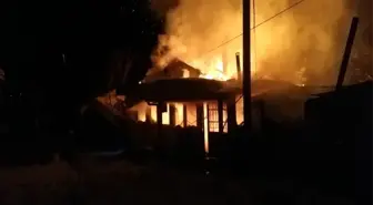 Ayancık'ta 2 ev kül oldu